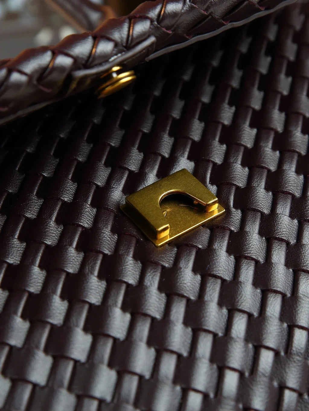 Hand-woven women's bags are simple and atmospheric commuting briefcases, casual and versatile large-capacity handbags.