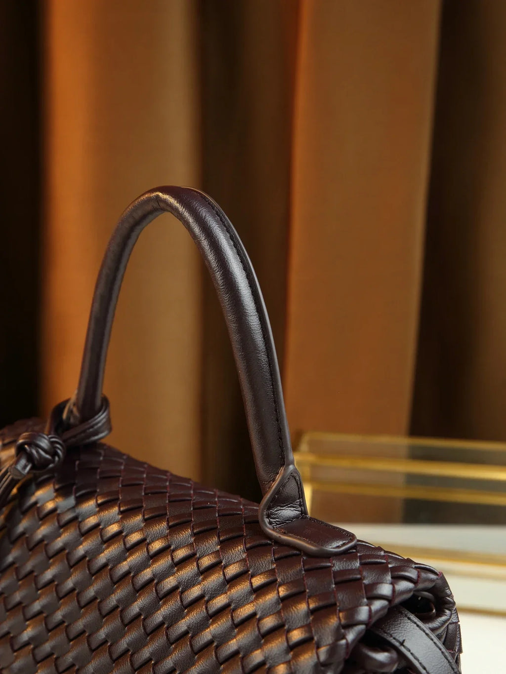 Hand-woven women's bags are simple and atmospheric commuting briefcases, casual and versatile large-capacity handbags.