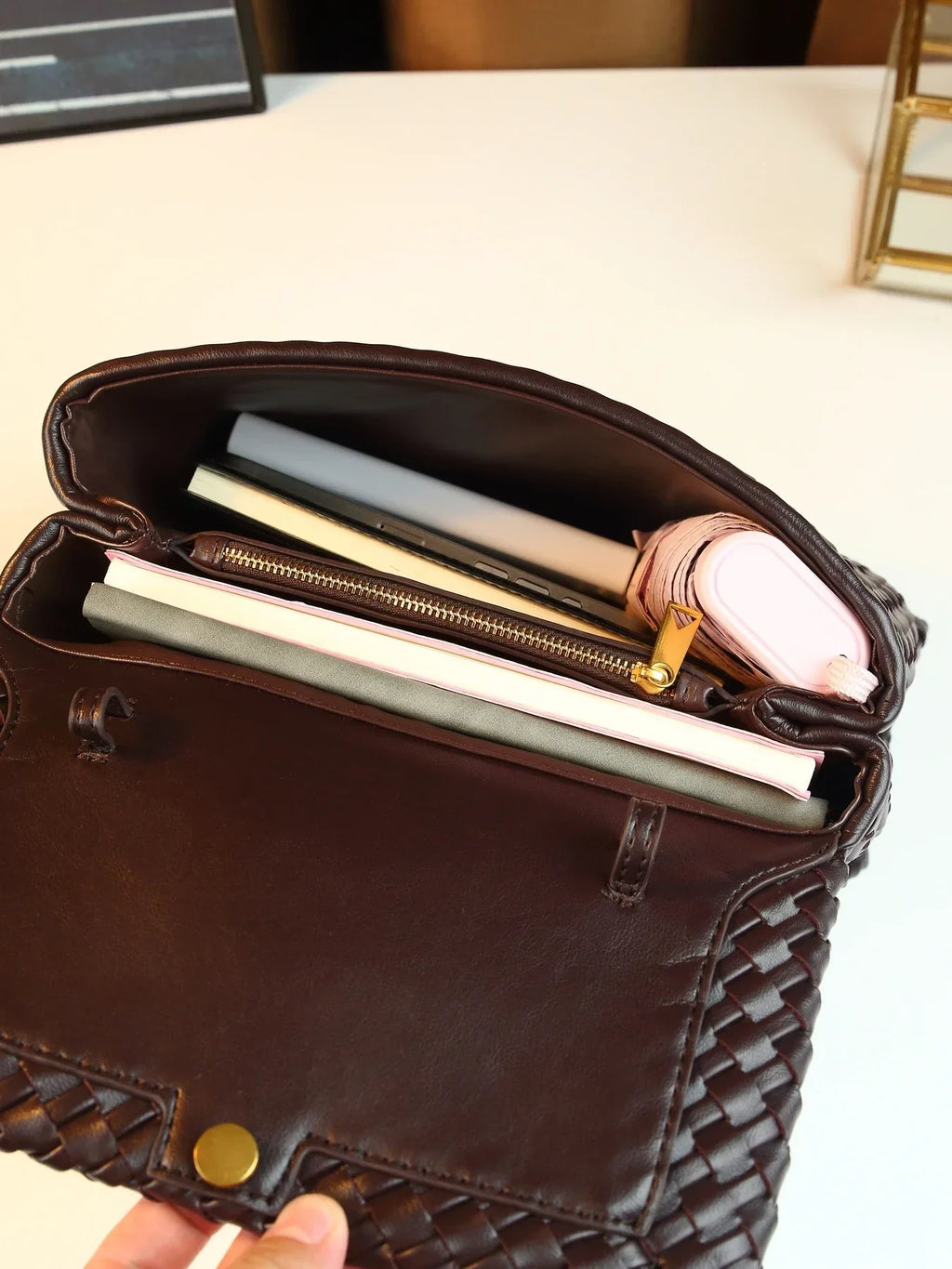 Hand-woven women's bags are simple and atmospheric commuting briefcases, casual and versatile large-capacity handbags.
