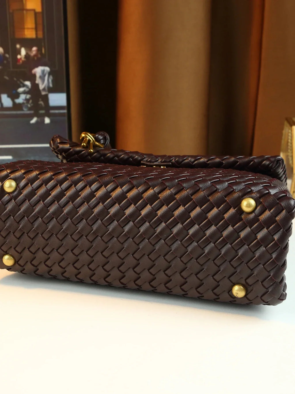 Hand-woven women's bags are simple and atmospheric commuting briefcases, casual and versatile large-capacity handbags.